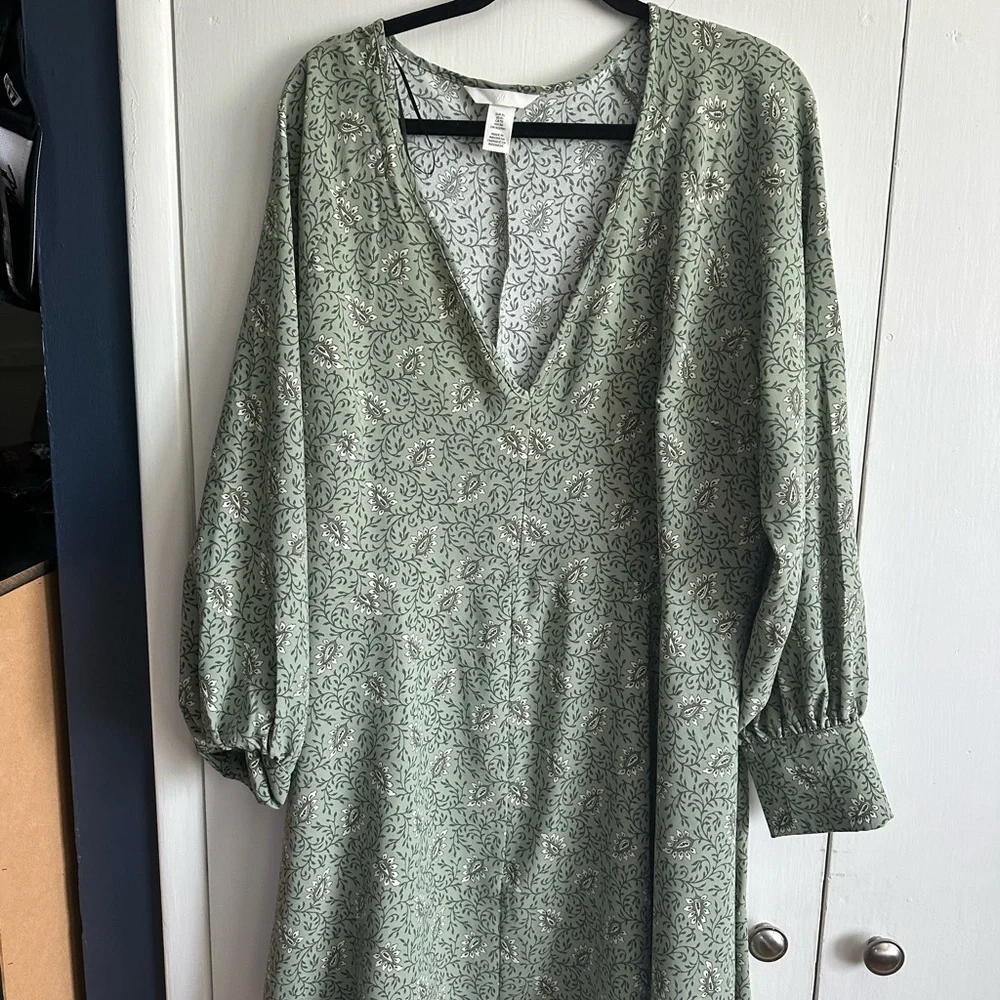 H&M Gray Floral V-Neck Dress